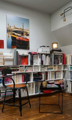 Chaises avec accoudoir et cuir dans un coin bibliothèque