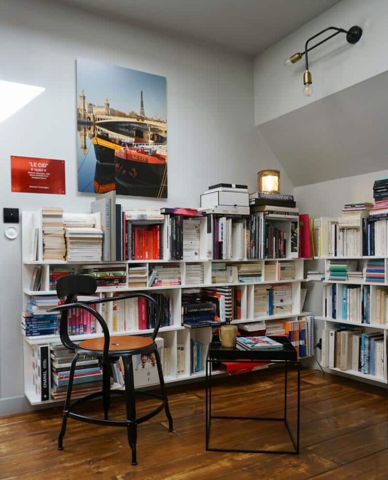 Chaises avec accoudoir et cuir dans un coin bibliothèque