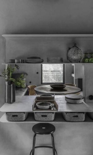 Chaises Nicolle's metal H65-cm stool - "ANTON MY DESIRE" - Chaises Nicolle stool in a polished concrete kitchen