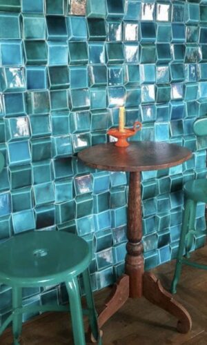 Chaises Nicolle autour d'une table de bistrot à l'hôtel les Enamorados à Ibiza