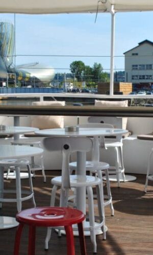 Chaise et tabouret métal dans un établissement flottant a Bordeaux