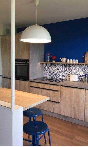 Tabouret métal bleu made in France dans une cuisine