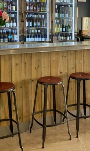 High metal Nicolle stool with a height of 75-cm in a vibrant red color, named Rouge Nice.