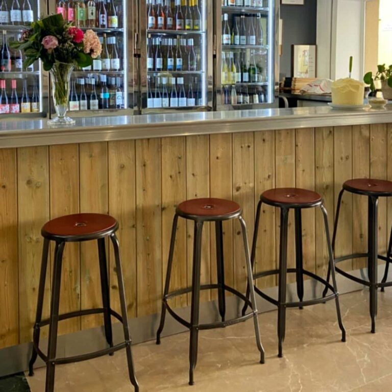 High metal Nicolle stool with a height of 75-cm in a vibrant red color, named Rouge Nice.