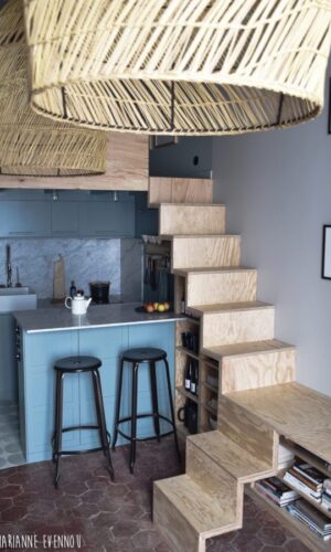 Petite cuisine et tabouret à faible encombrement