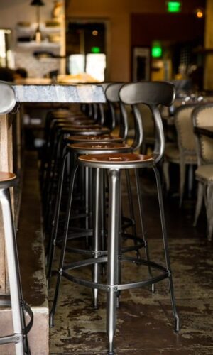 TABOURET DE BAR AVEC DOSSERET ET GALETTE DE CUIR