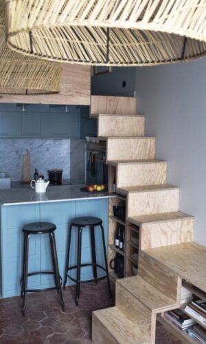 Coin cuisine dans un studio par marianne Evennou et Tabouret haut métal Nicolle