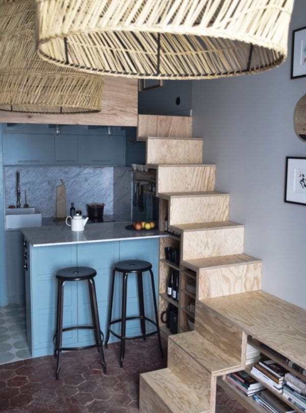 Coin cuisine dans un studio par marianne Evennou et Tabouret haut métal Nicolle