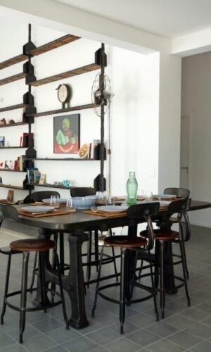 Chaises Nicolle bois et métal autour d'une table de salle a manger haute