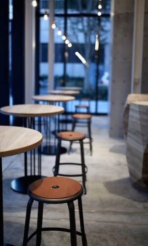 tabouret devant mange debout dans un bar à Tokyo