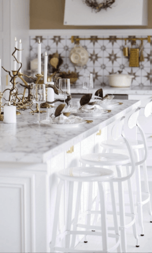 Chaise Nicolle white metal kitchen island chair at Diana Ousdal's home in Norway, an influencer on Instagram