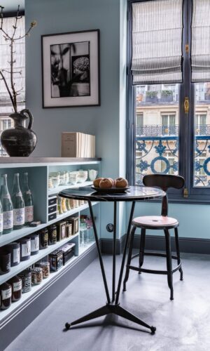 Petite table d'appoint dans un petit pied a terre parisien par Marianne evennou