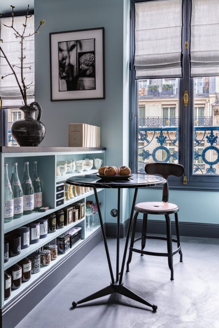 Petite table d'appoint dans un petit pied a terre parisien par Marianne evennou