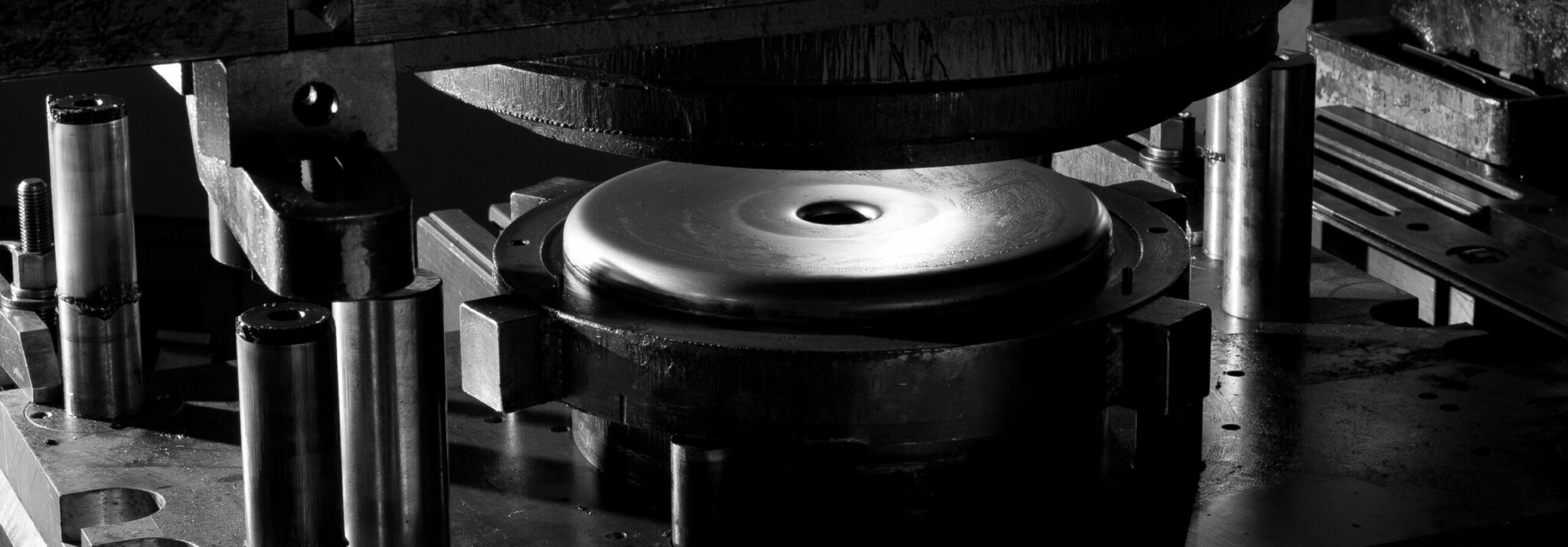 Assise de chaise ou tabouret Nicolle en cours de pressage