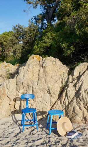 Chaise et tabouret Nicolle Outdoor à la plage