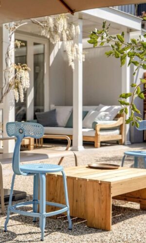 Espace extérieur avec chaises et table en bois.