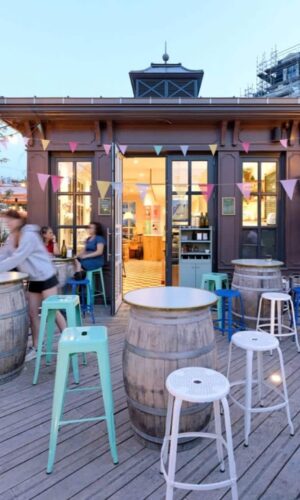 Terrasse d'un café avec tables et chaises colorées