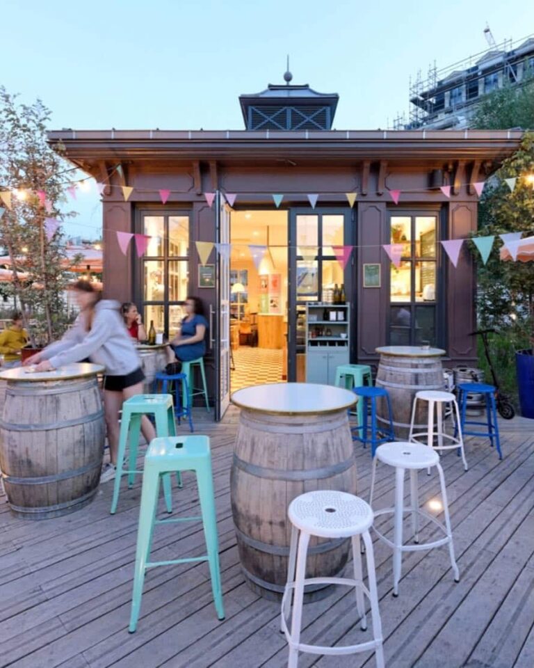 Terrasse d'un café avec tables et chaises colorées