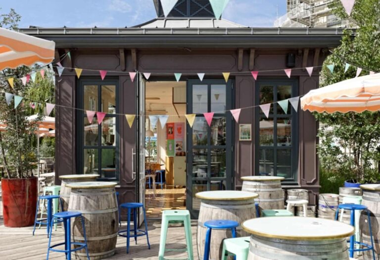 Terrasse d'un café avec guirlandes colorées.