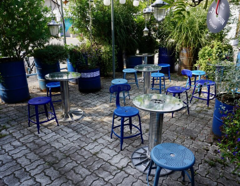 Chaises nicollet en terrasse chez Paola Navone à Milan