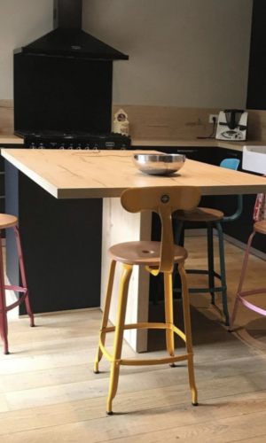 Chaises Nicolle en métal de couleurs variées, design industriel original et coloré, chaises robustes idéales pour salle à manger, cuisine ou espace créatif, fabriquées en France