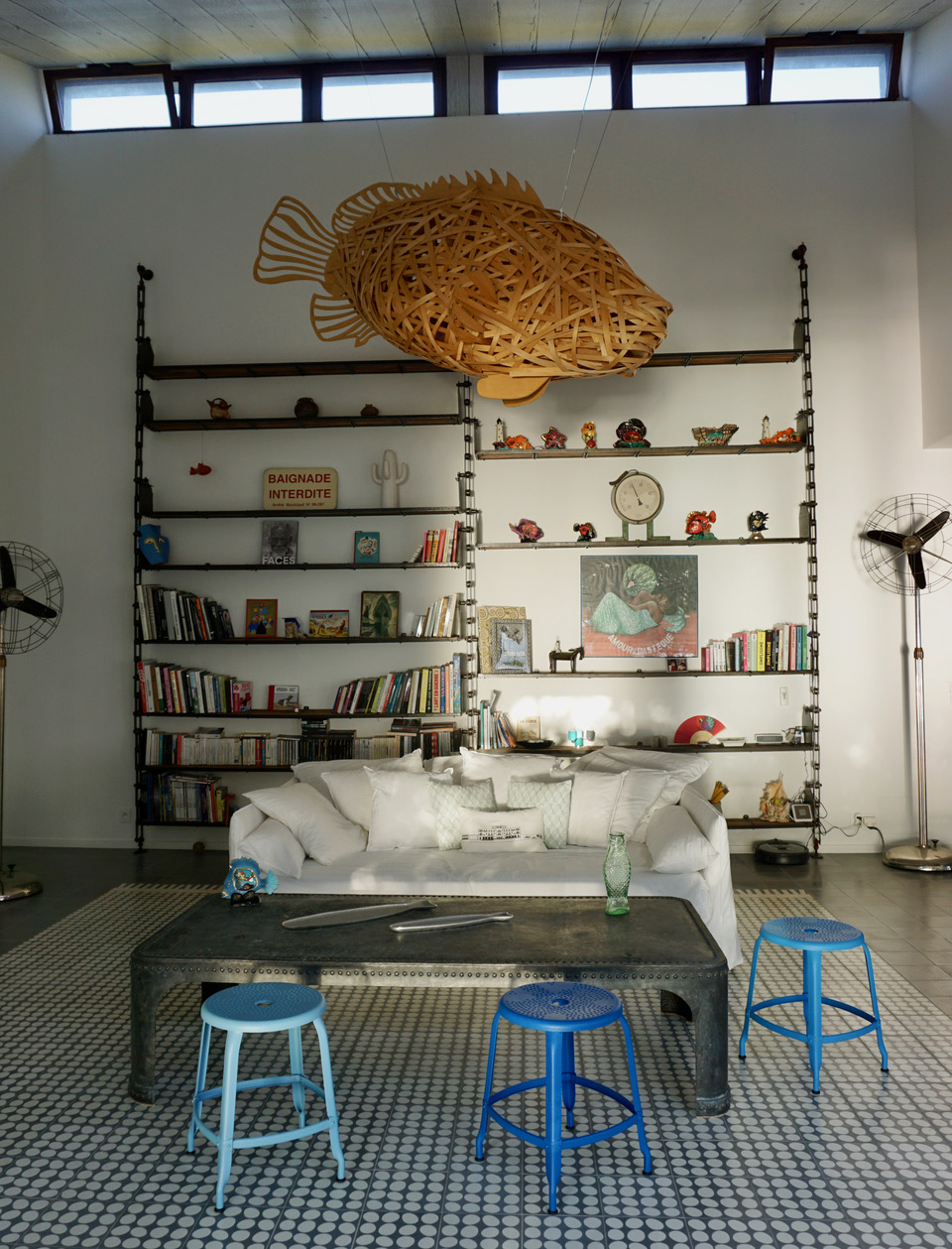 CAMAIEUX DE TABOURETS BLEUS BY PAOLA NAVONE