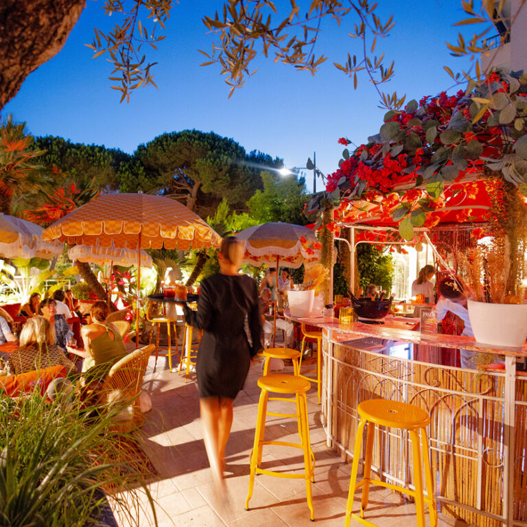 Chaise outdoor métal perforée jaune