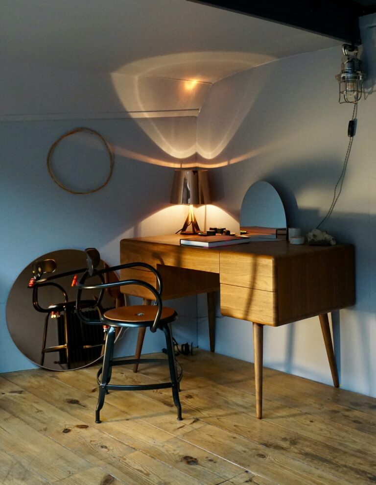 Nicolle chair, 45-cm height. Agnes boat desk.