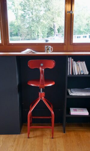 Chaise Nicolle en métal finition rouge Caramba avec assise Marquise, chaise industrielle à vis réglable en hauteur de 65 à 80 cm, idéale pour cuisine, bureau ou espace professionnel, fabriquée en France