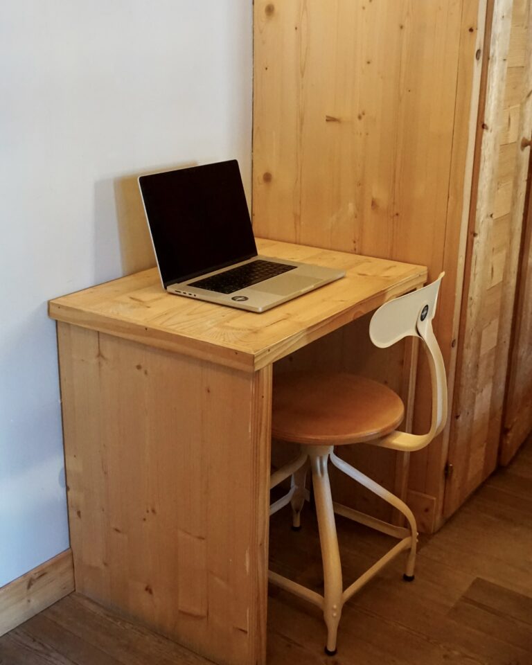 Bureau en bois avec ordinateur portable et chaise ajustable en bois et métal
