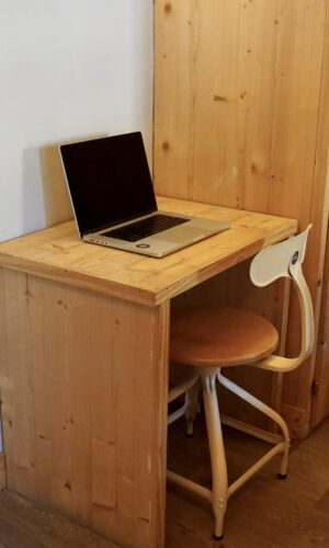 Bureau en bois avec ordinateur portable et chaise ajustable en bois et métal