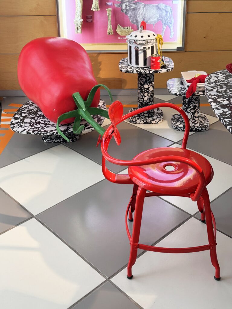 Chaise rouge avec décorations colorées et originales.