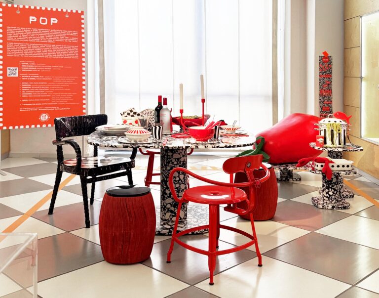 Intérieur coloré avec des meubles modernes et artistiques.