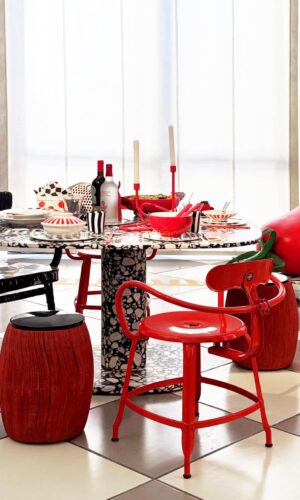 Intérieur coloré avec des meubles modernes et artistiques.