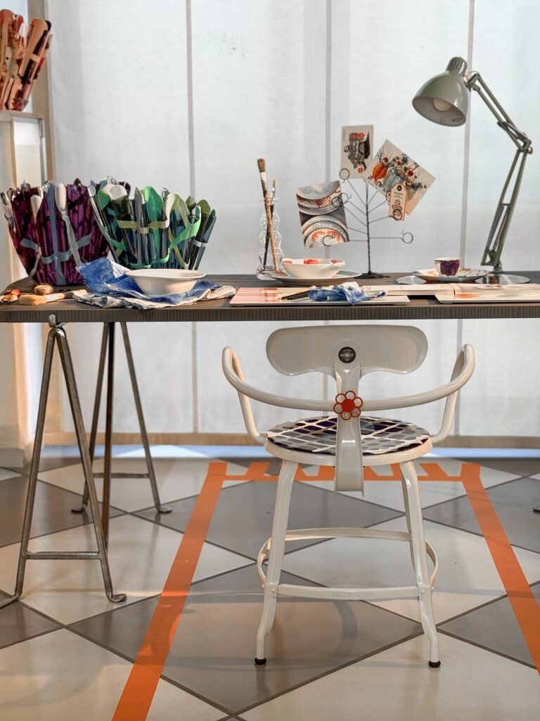 Intérieur avec une table de travail et fauteuil en métal de bureau Nicolle