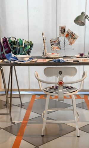 Intérieur avec une table de travail et fauteuil en métal de bureau Nicolle