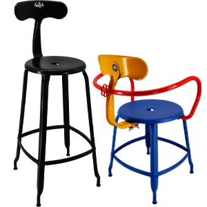 Deux tabourets colorés, noir et bleu avec rouge.